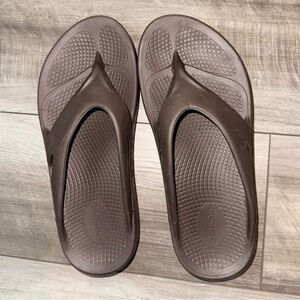 OOFOS Brown women Recovery Flip Flops Supportive Foam Sandals men’s 9 women’s 11
